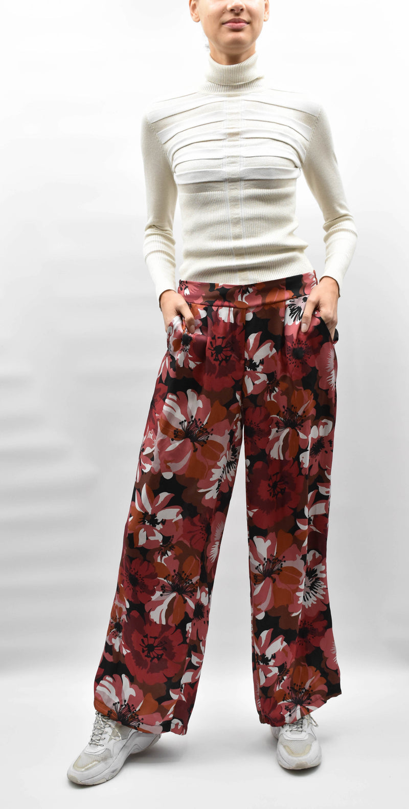 BROEK ROZE BLOEMEN MET WIJDE PIJPEN EN BLOEMEN PRINT