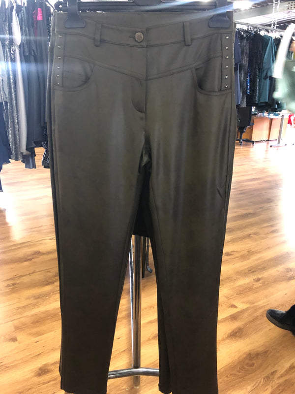 LEREN BROEK MET STUDS BIJ ZAKKEN